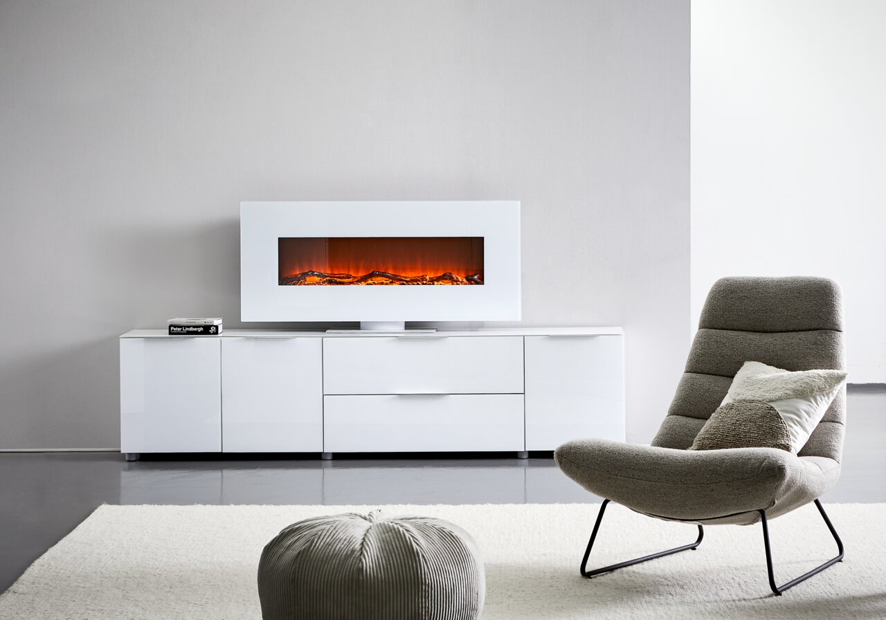 Modernes weißes XL-TV-Lowboard mit integriertem elektrischen Kamin, frontal abgebildet in einem stilvollen Wohnzimmer.