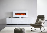 Modernes weißes XL-TV-Lowboard mit integriertem elektrischen Kamin, frontal abgebildet in einem stilvollen Wohnzimmer.