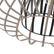 Nahaufnahme einer modernen Hängeleuchte mit geometrischem Design aus Metallstreben, seitliche Perspektive.