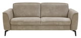 Beiges 2,5-Sitzer-Sofa Valdera mit schwarzen Metallfüßen, Frontalansicht.