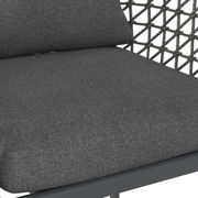 Nahaufnahme eines grauen Gartensessels mit gepolstertem Sitz und geflochtener Rückenlehne, seitliche Perspektive