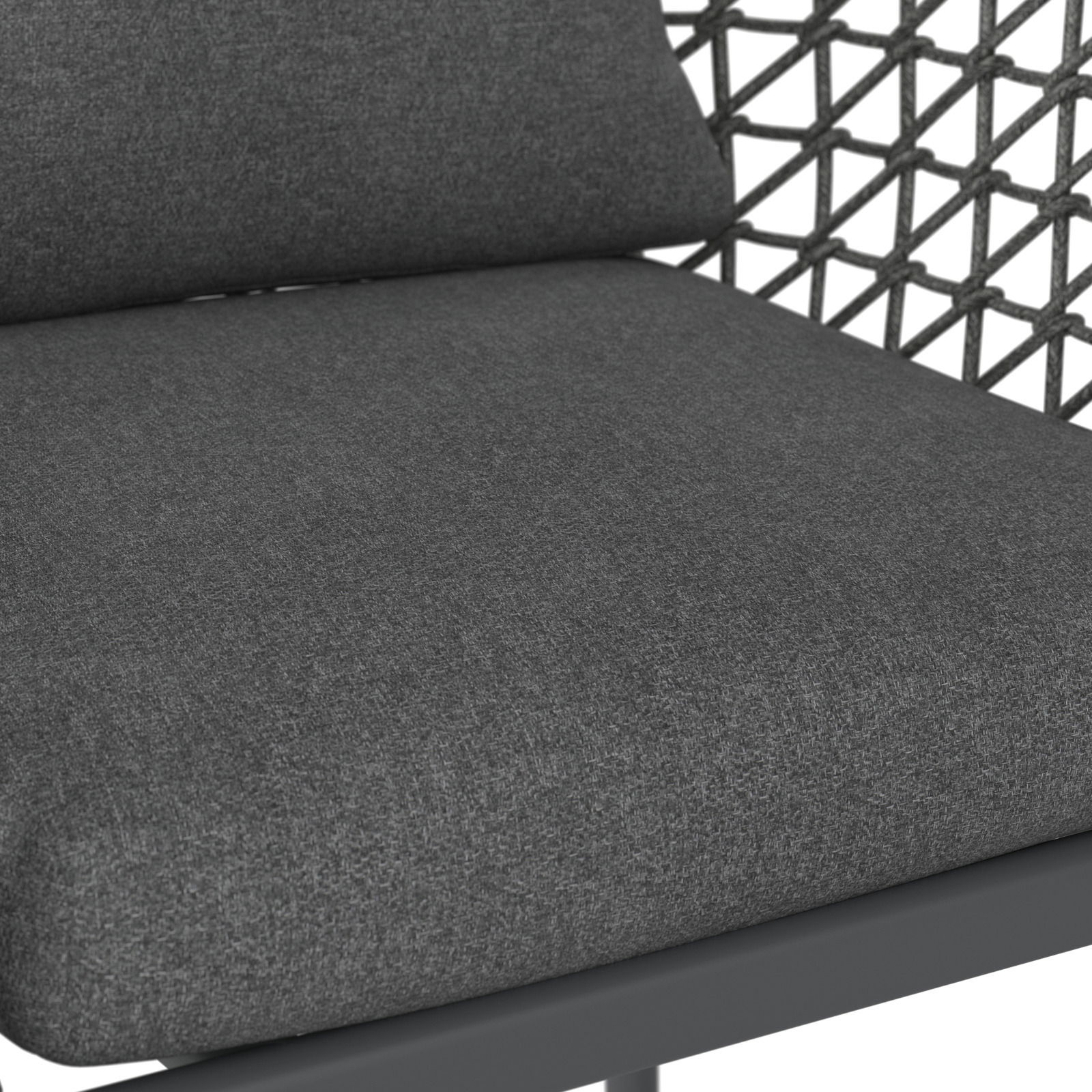 Nahaufnahme eines grauen Gartensessels mit gepolstertem Sitz und geflochtener Rückenlehne, seitliche Perspektive