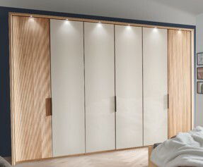 Sechs-türiger Drehtürenschrank in moderner Holzoptik mit integrierter Beleuchtung, frontal betrachtet.