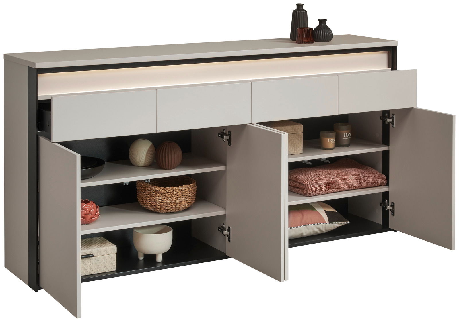 XL-Sideboard mit offenen Türen und Schubladen, gefüllt mit dekorativen Gegenständen und Textilien, seitliche Perspektive