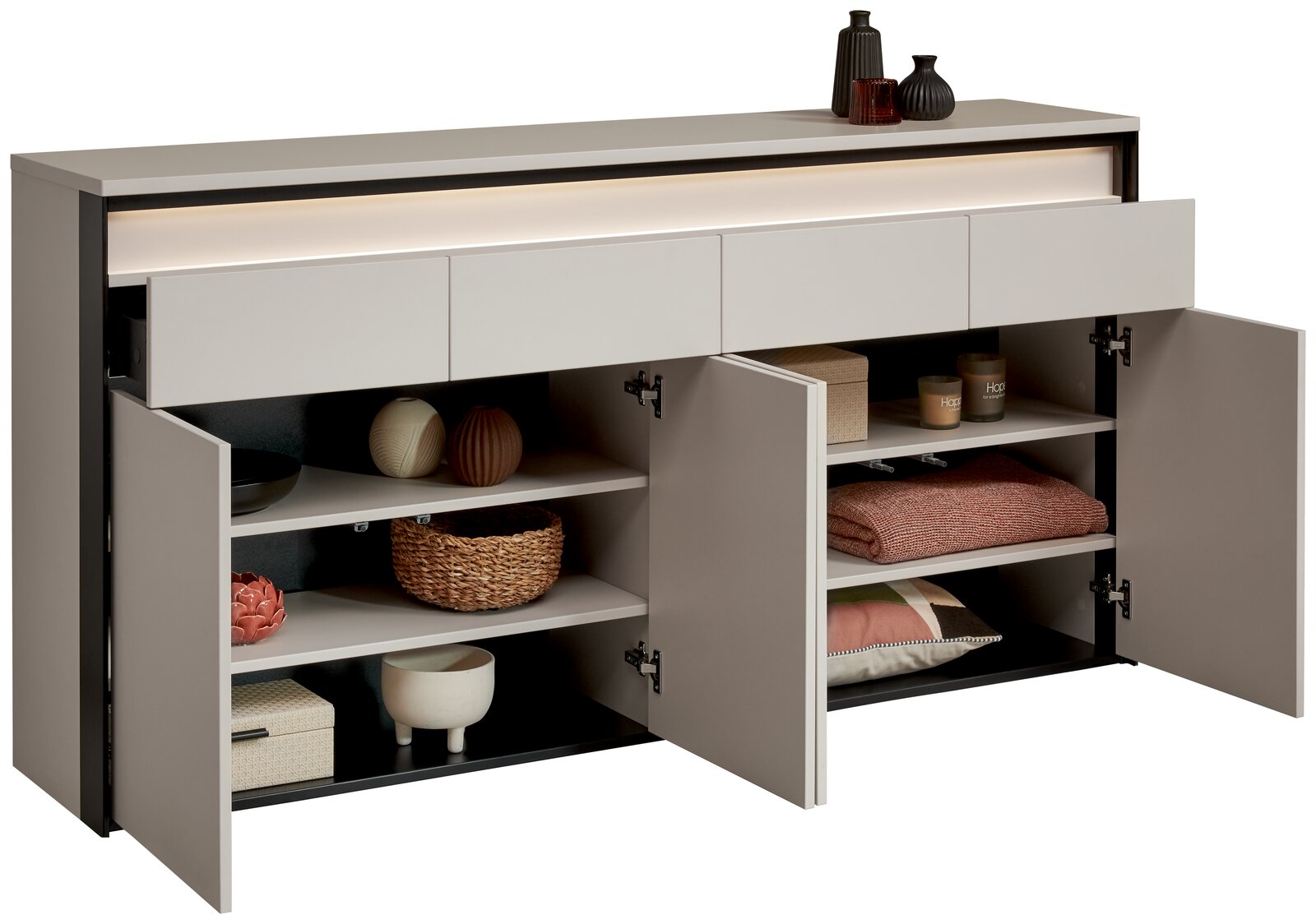 XL-Sideboard mit offenen Türen und Schubladen, gefüllt mit dekorativen Gegenständen und Textilien, seitliche Perspektive