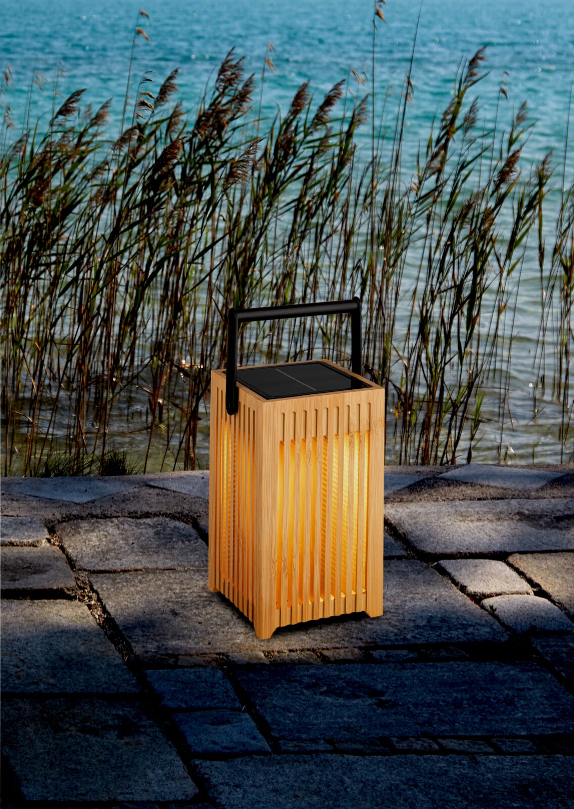 Solarbetriebene Holzlaterne mit Griff, auf einer Steinfläche am Wasser platziert, seitliche Perspektive.