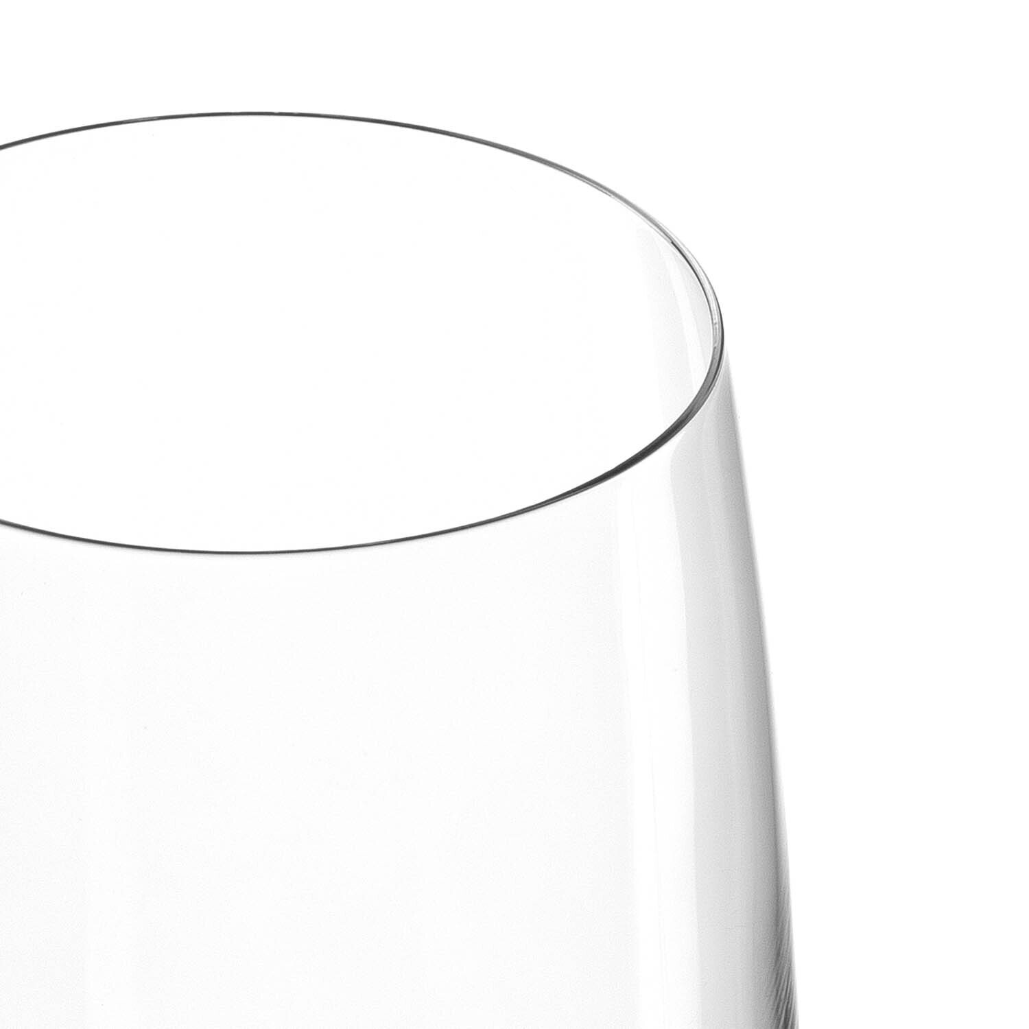 Nahaufnahme eines klaren Bierglases von oben betrachtet