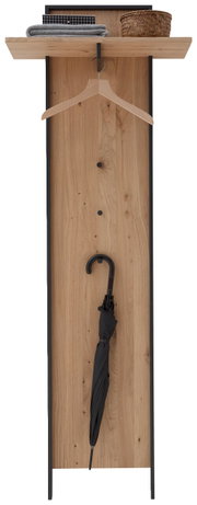 Garderobeset met houten paneel, kleerhanger, plank met opgevouwen kledingstukken en mand, gezien vanaf de voorkant