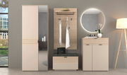 Moderne Garderobenkombination in Beige und Holzoptik, bestehend aus einem Garderobenschrank mit Spiegel, einem Garderobenpaneel mit Haken und Ablage, einer Sitzbank und einem Schuhschrank. Perspektive: Frontalansicht.