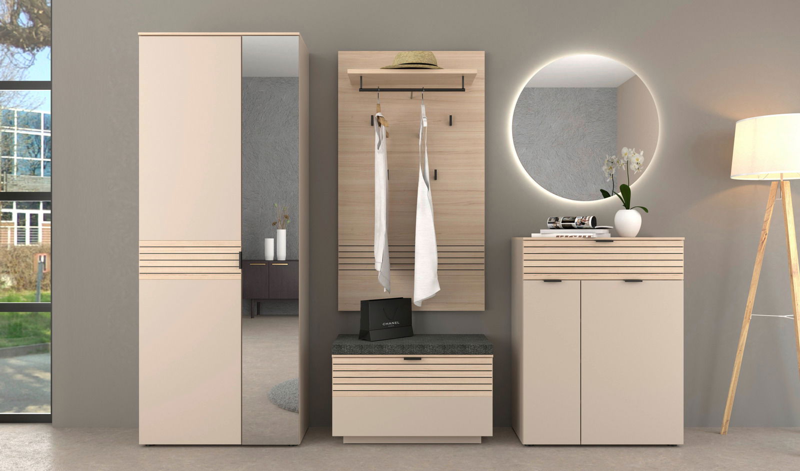 Moderne Garderobenkombination in Beige und Holzoptik, bestehend aus einem Garderobenschrank mit Spiegel, einem Garderobenpaneel mit Haken und Ablage, einer Sitzbank und einem Schuhschrank. Perspektive: Frontalansicht.