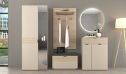 Moderne Garderobenkombination in Beige und Holzoptik, bestehend aus einem Garderobenschrank mit Spiegel, einem Garderobenpaneel mit Haken und Ablage, einer Sitzbank und einem Schuhschrank. Perspektive: Frontalansicht.