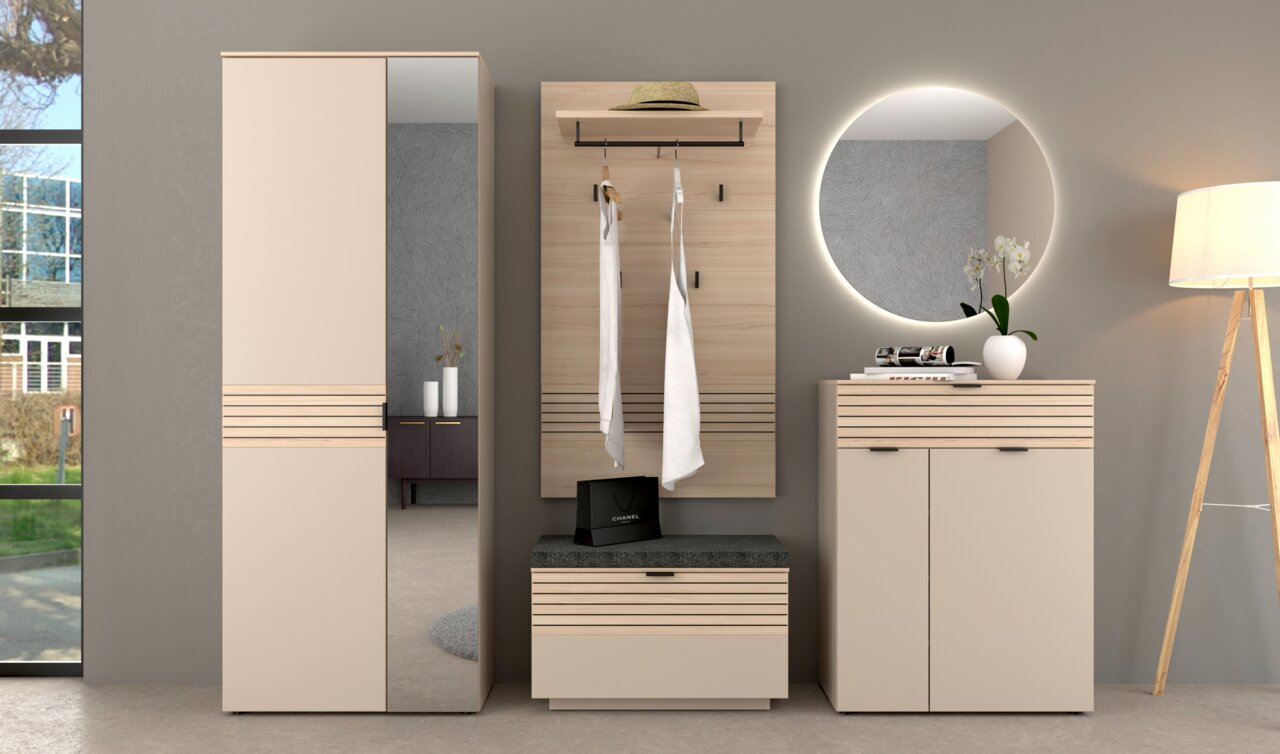 Moderne Garderobenkombination in Beige und Holzoptik, bestehend aus einem Garderobenschrank mit Spiegel, einem Garderobenpaneel mit Haken und Ablage, einer Sitzbank und einem Schuhschrank. Perspektive: Frontalansicht.