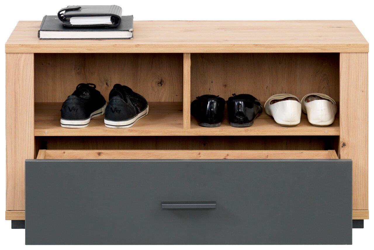 Houten bank met schoenenrek en lade, van voren gefotografeerd, met schoenen en boeken erop.