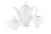Weißes Porzellan-Kaffeeservice mit Kaffeekanne, Zuckerdose und Milchkännchen, geriffelte Oberfläche, freigestellt auf weißem Hintergrund, Ansicht schräg von vorn.