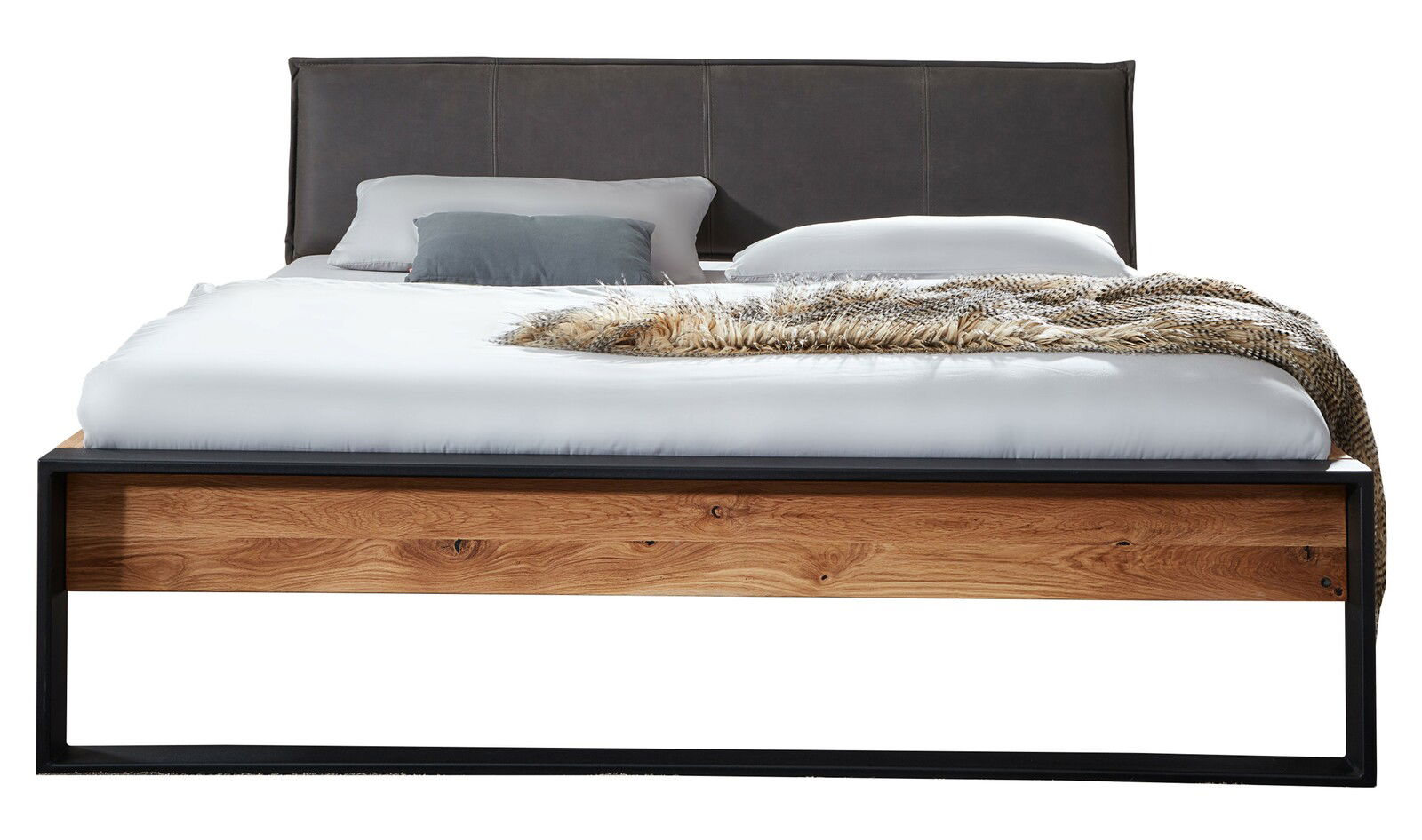 Frontale Ansicht eines modernen Balkenbetts mit Holzrahmen und dunklem Kopfteil, dekoriert mit Kissen und einer Decke.