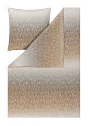 Beige Bettwäsche mit weißem, abstrakt-geometrischem Muster, bestehend aus Deckenbezug und Kissenbezug, in frontaler Draufsicht mit umgeschlagener Decke