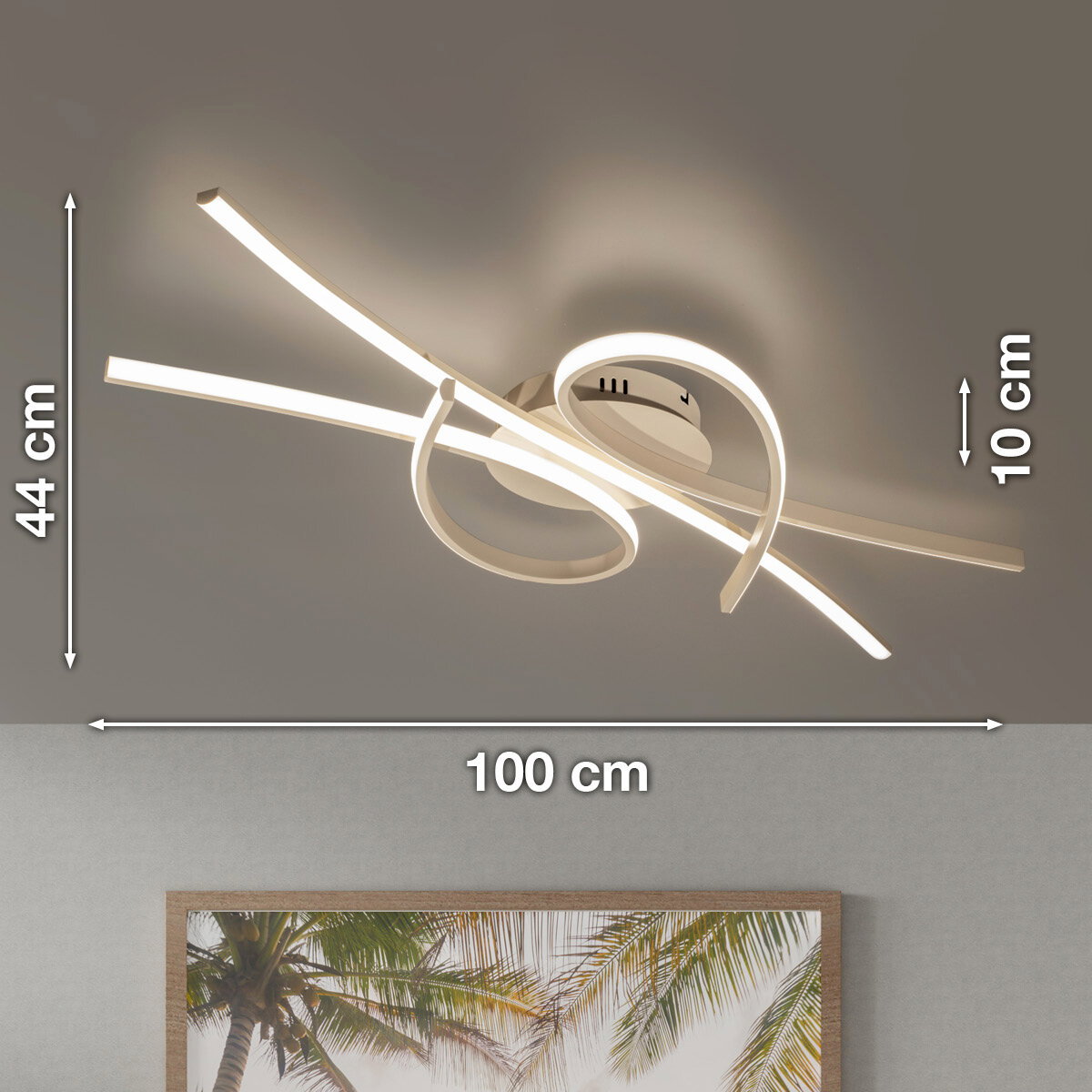 Moderne LED-Deckenleuchte in Weiß mit geschwungenen Lichtbändern, ca. 100 cm breit, 44 cm tief und 10 cm hoch, Ansicht schräg von unten an der Decke montiert.