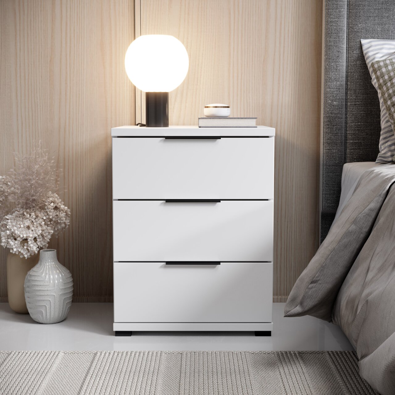 Z2 Nachtkommode SMILLA 2 Weiße Nachtkommode mit drei Schubladen, darauf eine runde Lampe, seitliche Perspektive