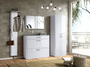 Moderne Garderobe in einem hellen Raum mit Spiegel, Kleiderhaken und Schrank, seitliche Perspektive