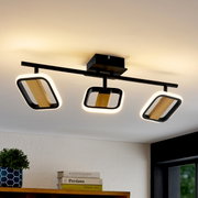 Moderne LED-Deckenleuchte mit drei rechteckigen Strahlern aus Holz und Metall, von unten betrachtet.