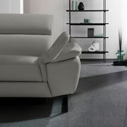 Graue Eckgarnitur mit verstellbarer Armlehne, seitliche Perspektive, modernes Wohnzimmerdesign.