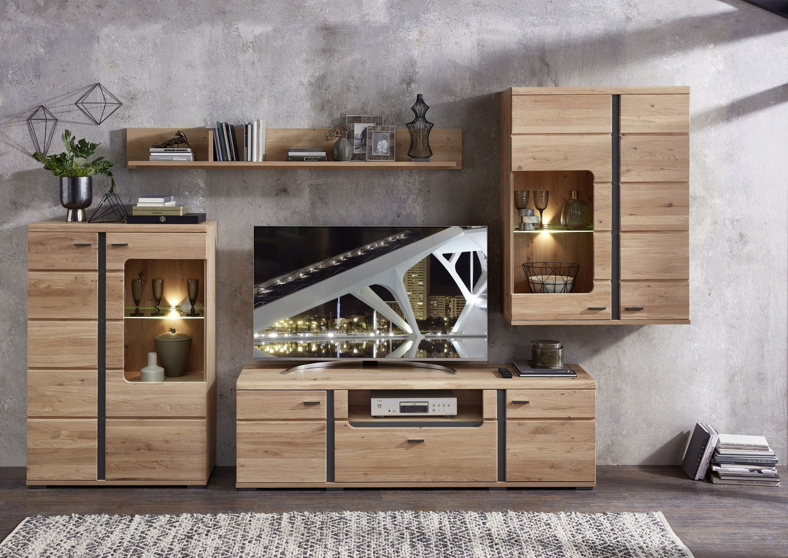 Wohnwand aus Holz mit modernen Elementen, bestehend aus einem TV-Schrank, zwei Vitrinen und einem Wandregal, frontal betrachtet.