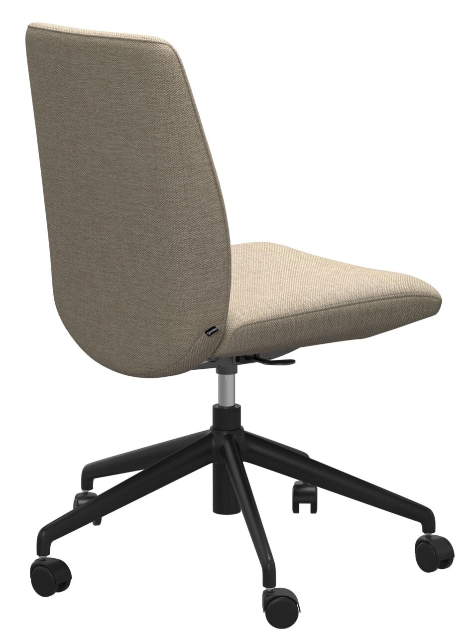 Achterkant van een beige thuiskantoorstoel met een zwart draaipootstel en wieltjes