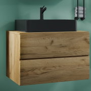 Modernes Badezimmer-Waschtisch-Set: wandhängender Unterschrank in Eichenholzoptik mit zwei Schubladen, darauf rechteckiges schwarzes Aufsatzwaschbecken und schwarzer Einhebelmischer; Ansicht schräg von vorne/leicht seitlich