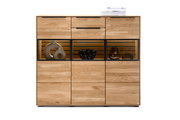 Frontale Ansicht eines modernen Highboards aus Holz mit Glasvitrinen und dekorativen Objekten.