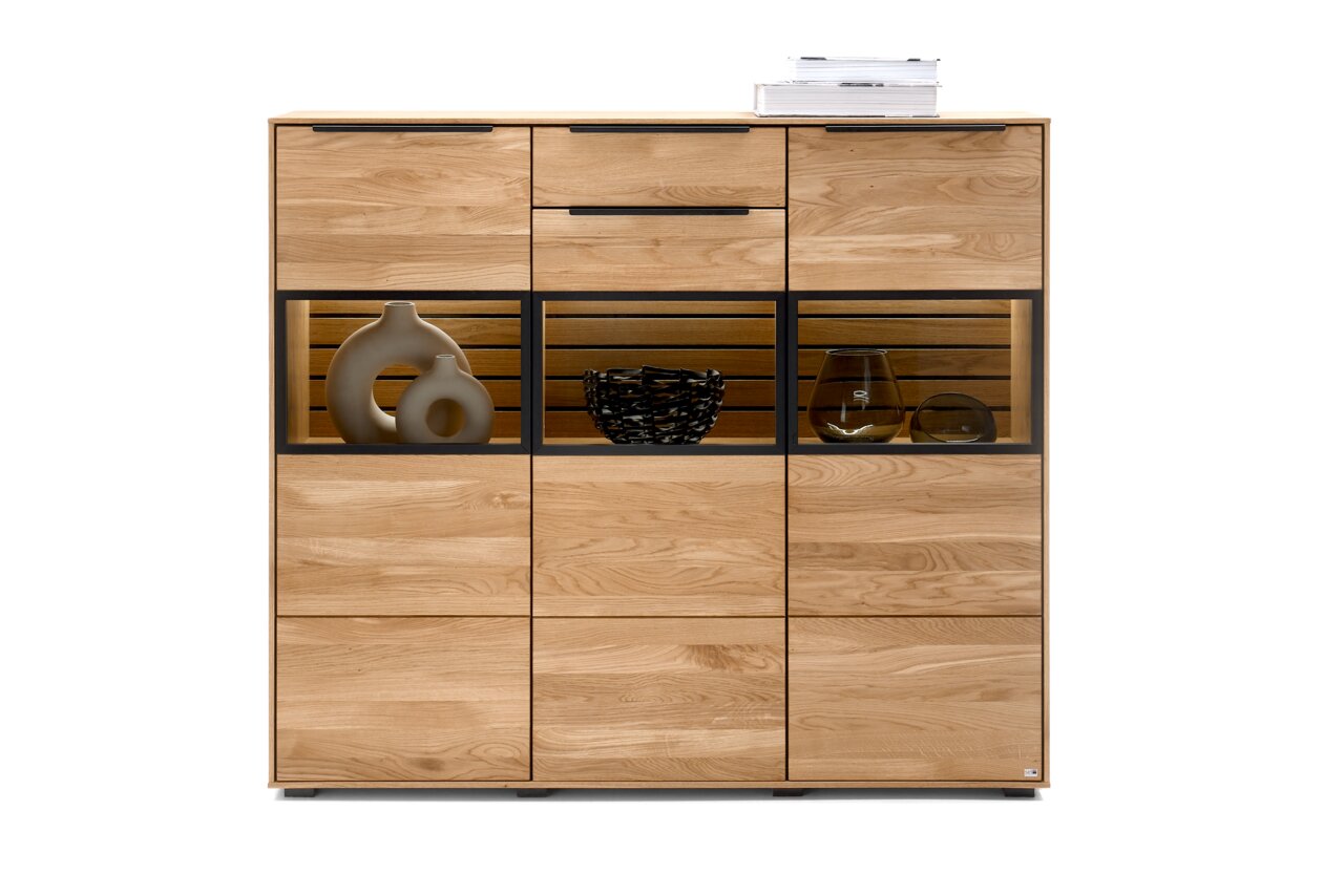 Vooraanzicht van een modern hoog kastje van hout met glazen vitrines en decoratieve voorwerpen.