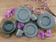 Grau-blaues Keramik-Geschirrset mit Tellern, Schalen und Tassen in Relief-Optik auf Holztisch mit Blumen dekoriert, Draufsicht