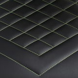 Nahaufnahme der schwarzen Polsterung eines Gaming-Stuhls mit grünen Nähten in Rautenmuster, Draufsicht.