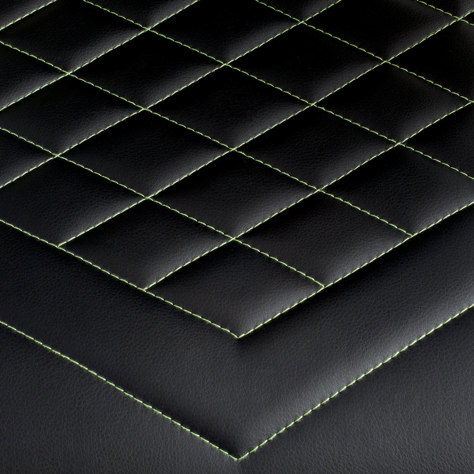 Nahaufnahme der schwarzen Polsterung eines Gaming-Stuhls mit grünen Nähten in Rautenmuster, Draufsicht.