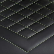 Nahaufnahme der schwarzen Polsterung eines Gaming-Stuhls mit grünen Nähten in Rautenmuster, Draufsicht.