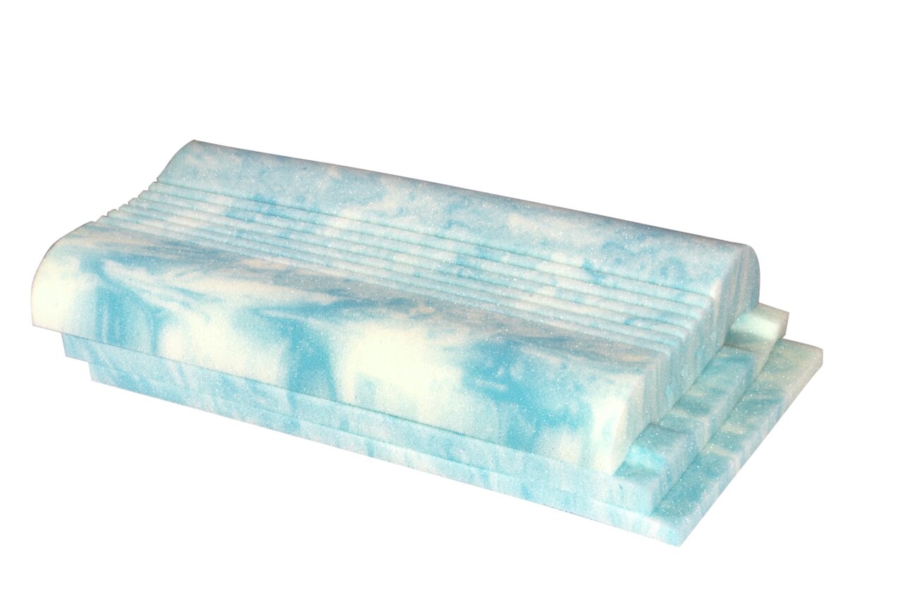 Nackenstützkissen in blauer Marmoroptik, seitliche Perspektive