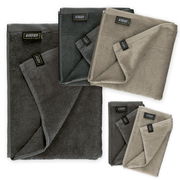 Frottierset 5-teilig in verschiedenen Grautönen, ausgebreitet in Draufsicht.