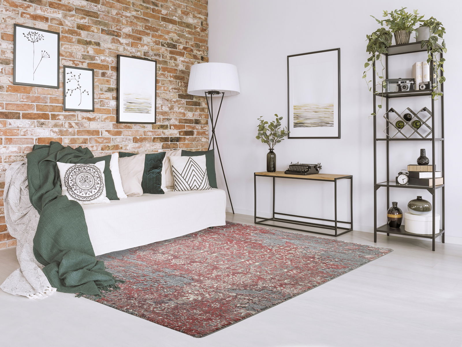 Designer Teppich in einem modernen Wohnzimmer mit Backsteinwand, Sofa und Regal, aus der Vogelperspektive betrachtet.