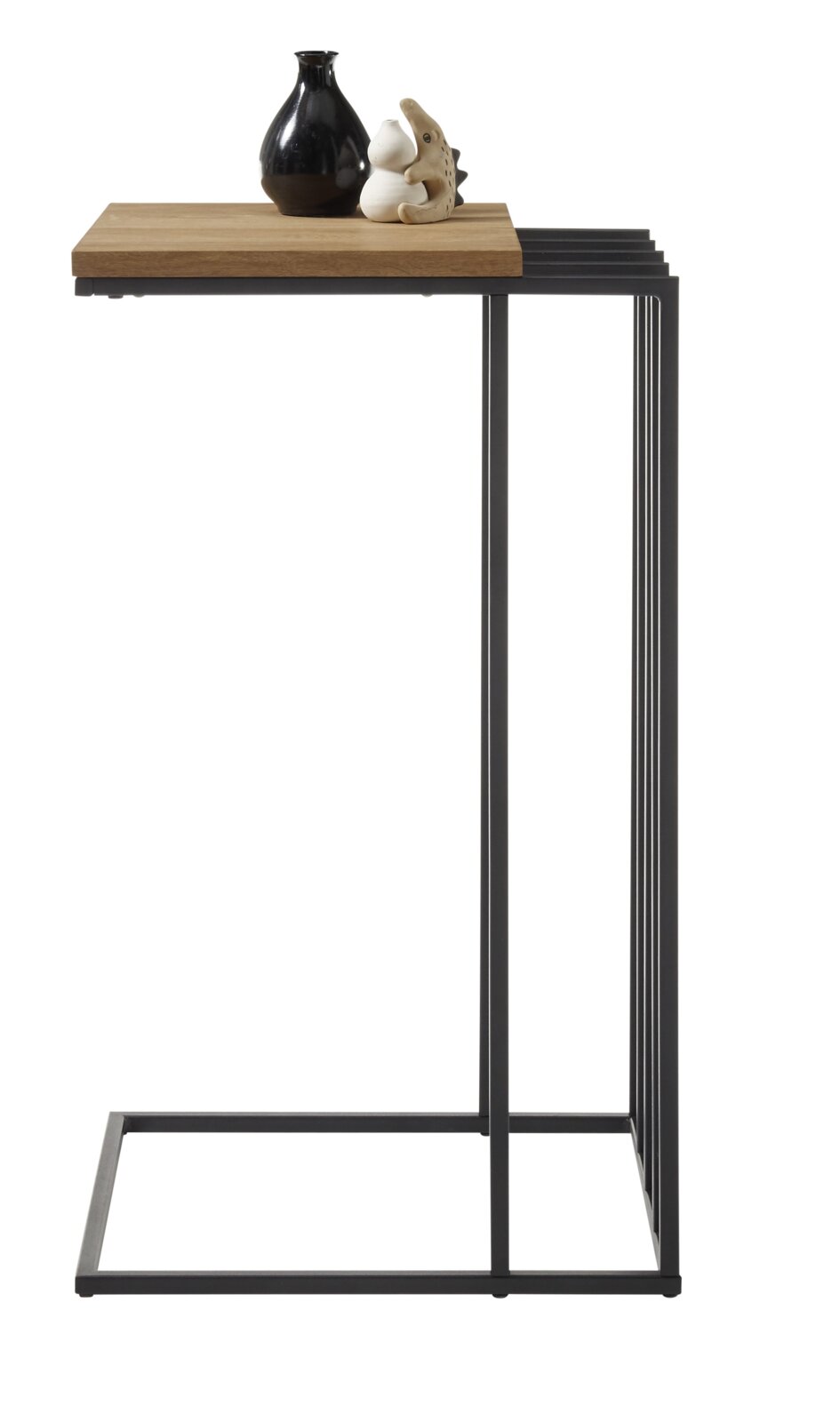 Smal bijzettafeltje van licht hout met een zwart metalen onderstel, zijaanzicht/profiel, op een witte achtergrond met een decoratieve vaas en een klein beeldje op het tafelblad
