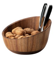 Holzschale mit Walnüssen und einem Nussknacker, seitliche Perspektive