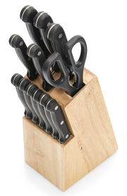 Messerblock-Set mit 13 Teilen, darunter mehrere Messer und eine Schere, in einem Holzblock aus schräger Perspektive.