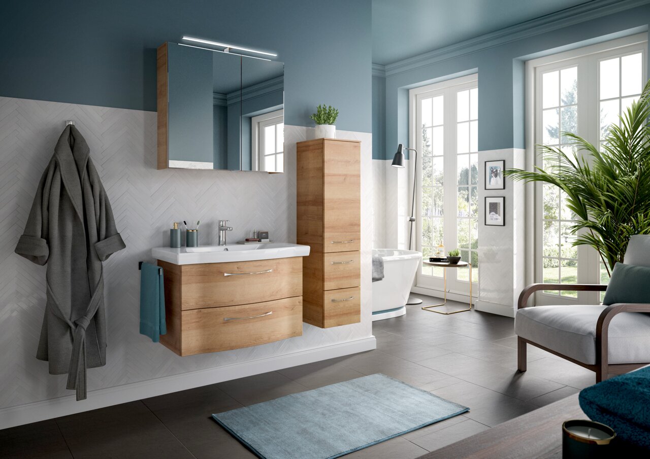 Modernes Badezimmer mit hängendem Waschtisch und Spiegelschrank in Holzoptik, seitlicher Blickwinkel