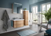 Modernes Badezimmer mit hängendem Waschtisch und Spiegelschrank in Holzoptik, seitlicher Blickwinkel
