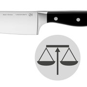 Nahaufnahme eines Küchenmessers mit schwarzem Griff, seitliche Perspektive
