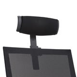 Nahaufnahme eines schwarzen Drehstuhls mit Netzrückenlehne und verstellbarer Kopfstütze, seitliche Perspektive