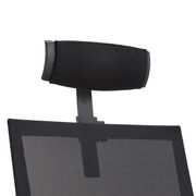 Nahaufnahme eines schwarzen Drehstuhls mit Netzrückenlehne und verstellbarer Kopfstütze, seitliche Perspektive