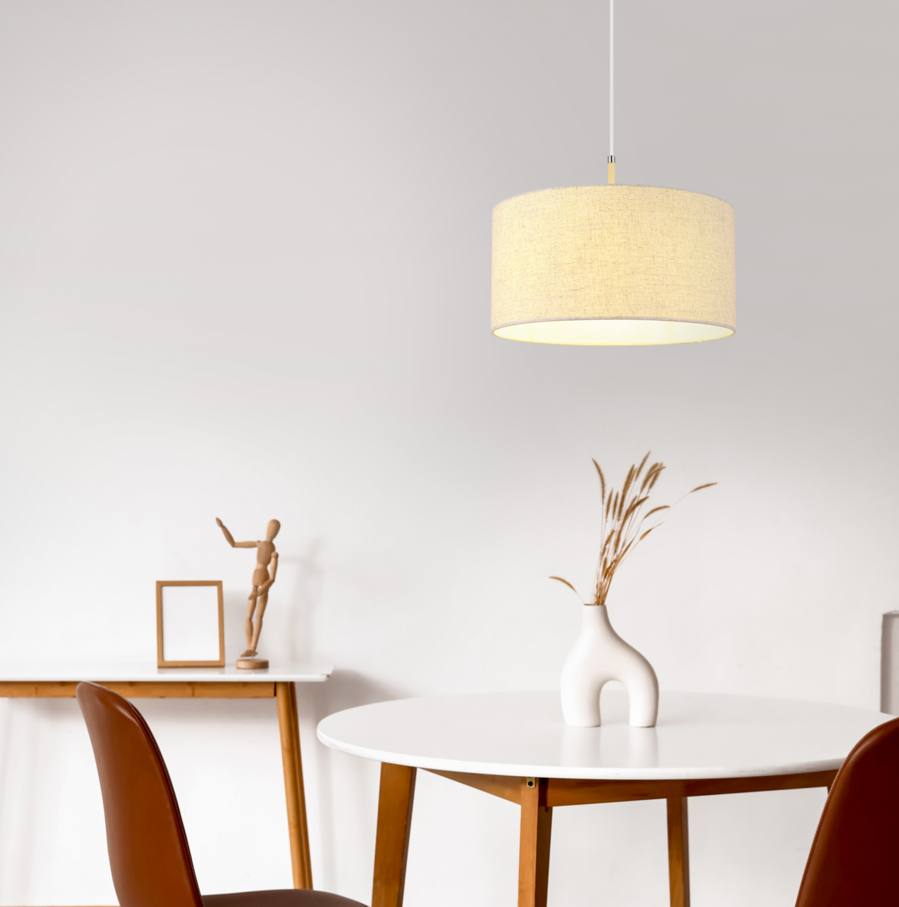 Moderne Hängeleuchte mit cremefarbenem Lampenschirm, von unten betrachtet, über einem stilvoll eingerichteten Essbereich.