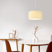 Moderne Hängeleuchte mit cremefarbenem Lampenschirm, von unten betrachtet, über einem stilvoll eingerichteten Essbereich.