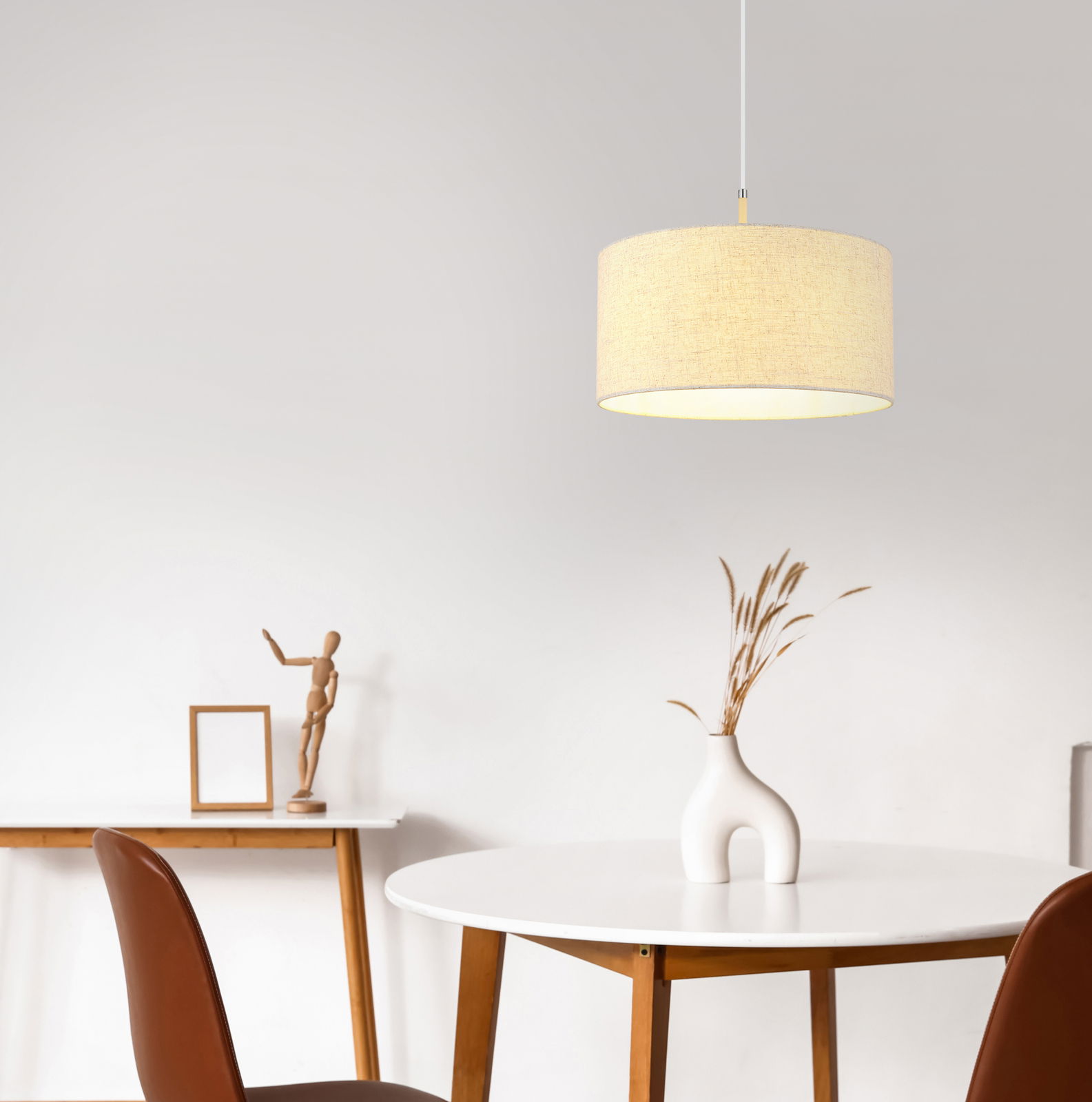 Moderne Hängeleuchte mit cremefarbenem Lampenschirm, von unten betrachtet, über einem stilvoll eingerichteten Essbereich.