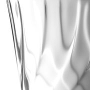 Nahaufnahme eines Leonardo Trinkglases Twist 220ml mit geschwungenem Design, seitliche Perspektive