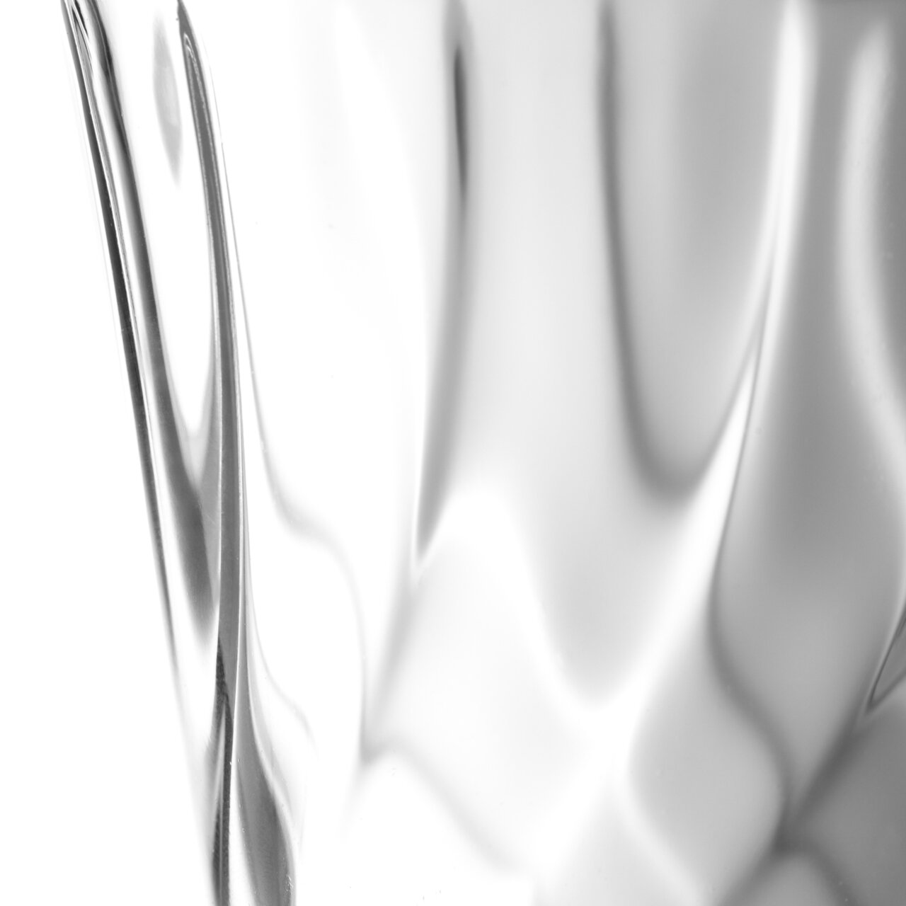Close-up van een Leonardo-drinkglas Twist 220 ml met gebogen vormgeving, gezien vanaf de zijkant
